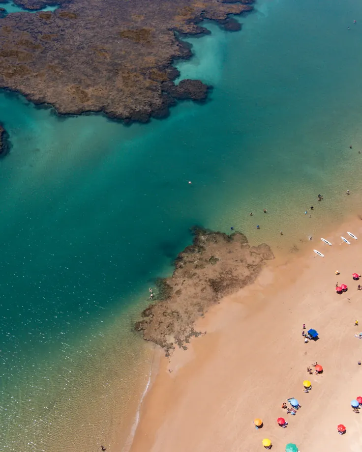 Vista aérea das piscinas naturais entre os recifes e a praia de Taipu de Fora