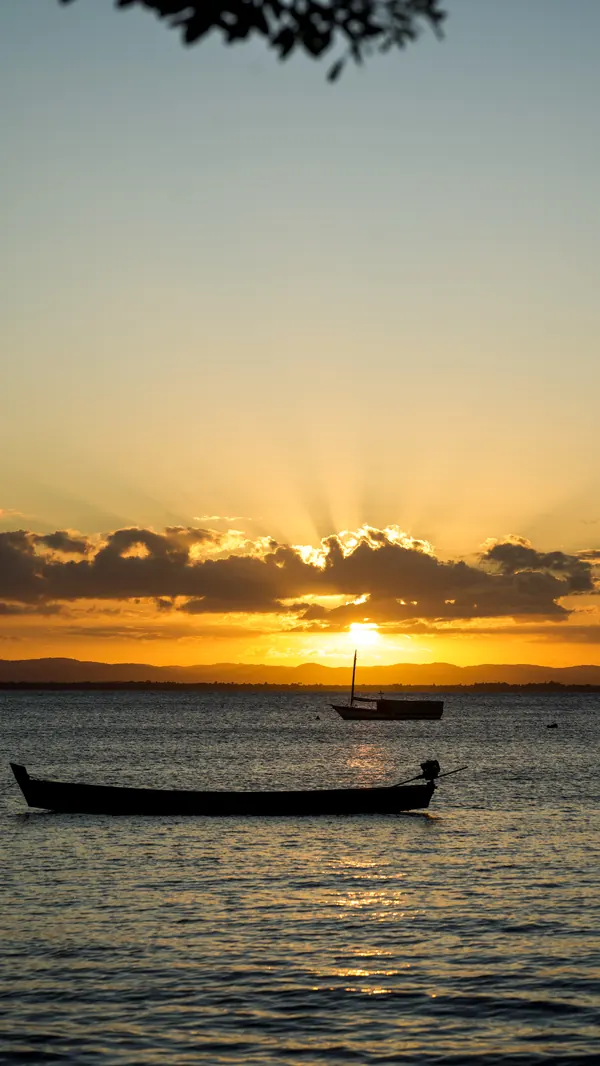Barco ancorado ao pôr do sol, na Península de Maraú