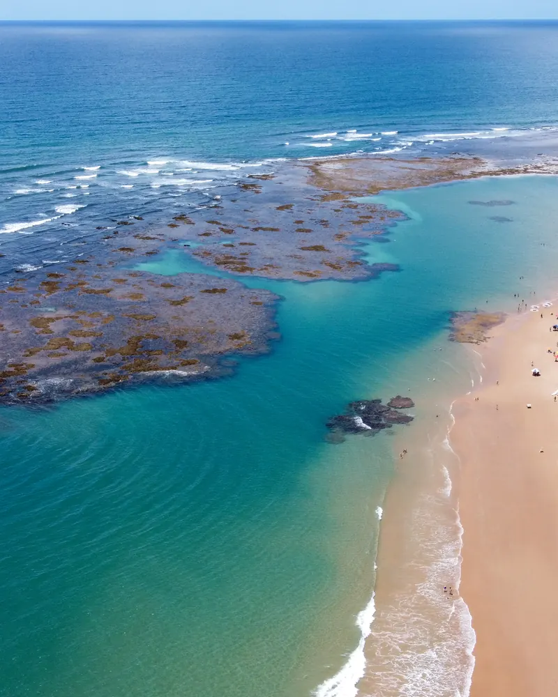 Vista aérea dos recifes e das piscinas naturais junto à praia